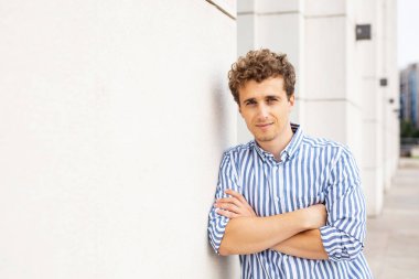 akıllı adamlar dışında bir binanın önünde duran