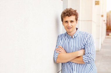 akıllı adamlar dışında bir binanın önünde duran