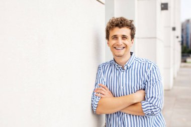 akıllı adamlar dışında bir binanın önünde duran