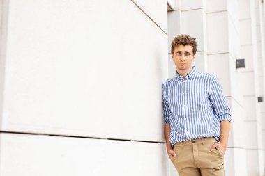 akıllı adamlar dışında bir binanın önünde duran