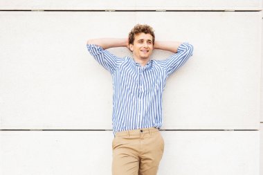 akıllı adamlar dışında bir binanın önünde duran