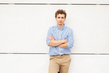 akıllı adamlar dışında bir binanın önünde duran