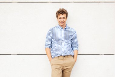 akıllı adamlar dışında bir binanın önünde duran