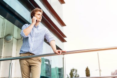 akıllı adamlar dışında bir binanın önünde duran