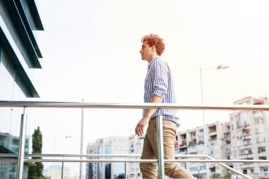 akıllı adamlar dışında bir binanın önünde duran