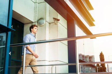 akıllı adamlar dışında bir binanın önünde duran