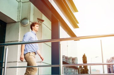 akıllı adamlar dışında bir binanın önünde duran