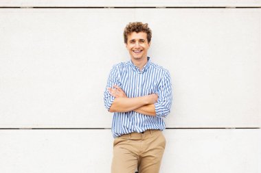 akıllı adamlar dışında bir binanın önünde duran