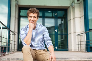 akıllı adamlar dışında bir binanın önünde duran