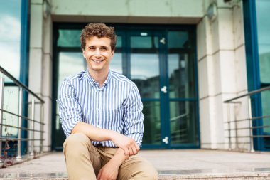 akıllı adamlar dışında bir binanın önünde duran