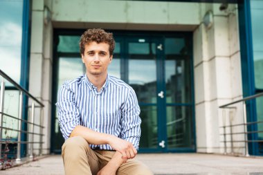 akıllı adamlar dışında bir binanın önünde duran