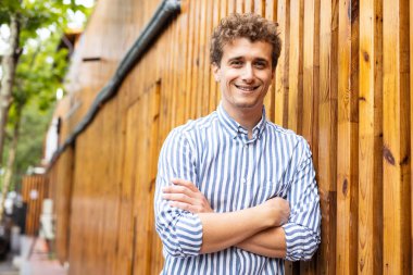 ahşap bir duvara karşı duran akıllı adamlar