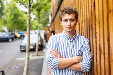 ahşap bir duvara karşı duran akıllı adamlar