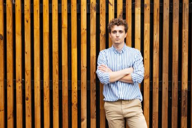 ahşap bir duvara karşı duran akıllı adamlar