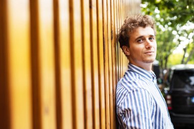 ahşap bir duvara karşı duran akıllı adamlar