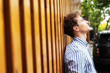 ahşap bir duvara karşı duran akıllı adamlar