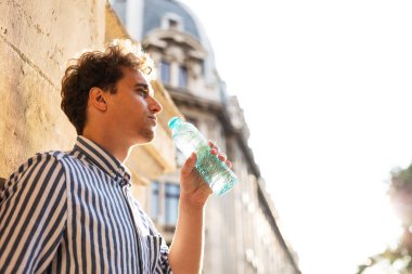 genç adam dışında su içme 