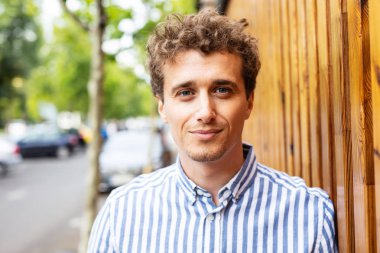 ahşap bir duvara karşı duran akıllı adamlar