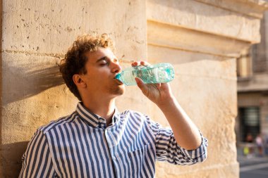 genç adam dışında su içme 