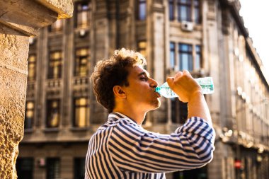 genç adam dışında su içme 