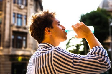 genç adam dışında su içme 