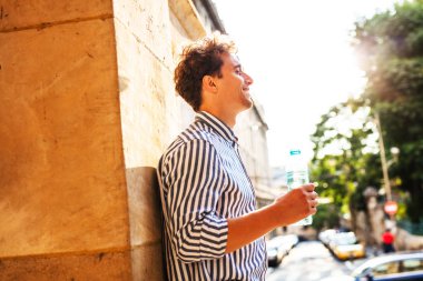 genç adam dışında su içme 