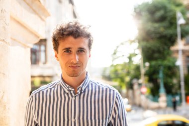 ahşap bir duvara karşı duran akıllı adamlar