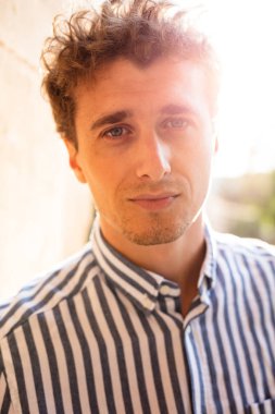 ahşap bir duvara karşı duran akıllı adamlar