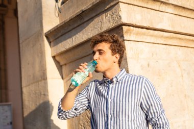 genç adam dışında su içme 