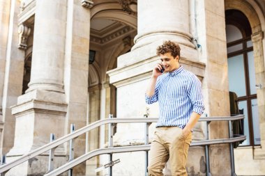 genç adam yürüme ve cep telefonu konuşuyor