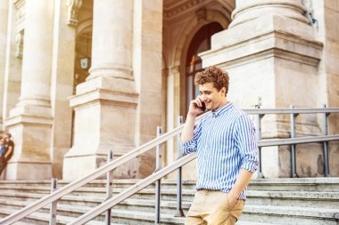 genç adam yürüme ve cep telefonu konuşuyor