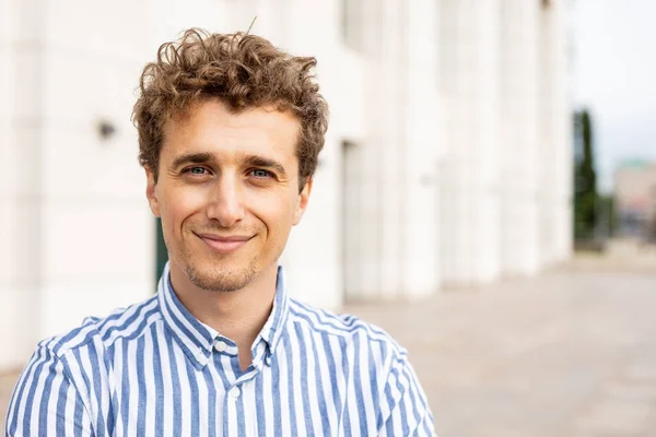 Retrato de un joven guapo —  Fotos de Stock