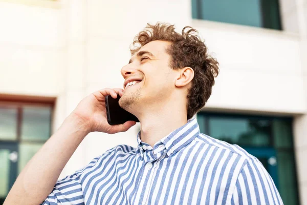 Sevinçle cep telefonu konuşan adam — Stok fotoğraf
