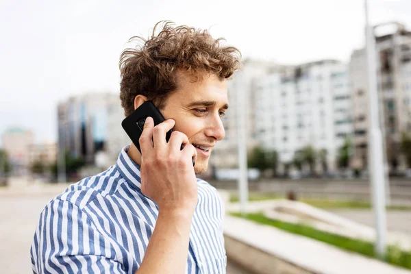 Man pratar på mobiltelefon med glädje — Stockfoto