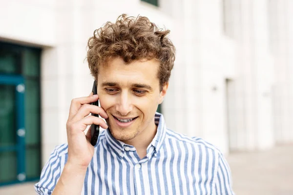 Homem falando no celular com alegria — Fotografia de Stock