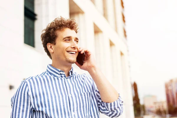 Man pratar på mobiltelefon med glädje — Stockfoto