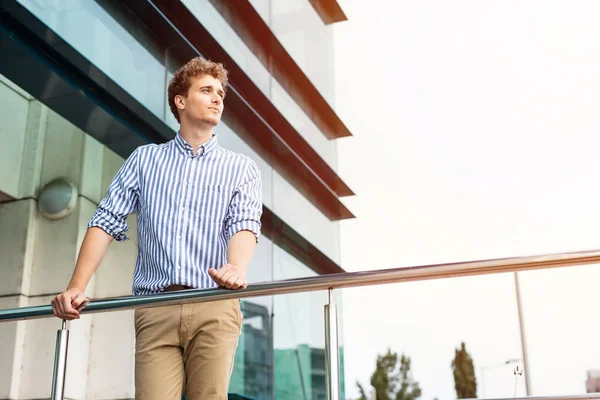 akıllı adamlar dışında bir binanın önünde duran