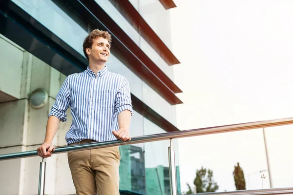 akıllı adamlar dışında bir binanın önünde duran