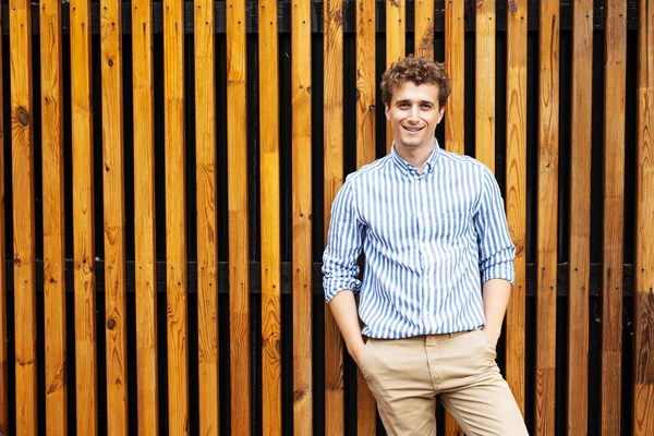 ahşap bir duvara karşı duran akıllı adamlar