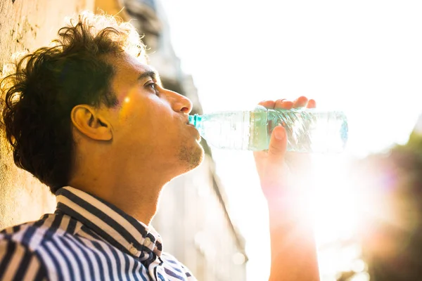 Jonge man drinkwater buiten — Stockfoto