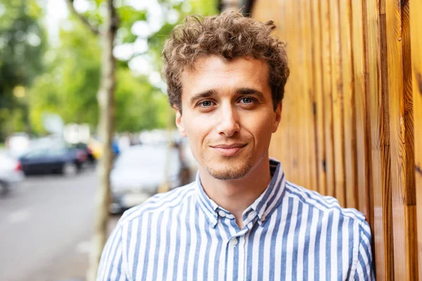 ahşap bir duvara karşı duran akıllı adamlar