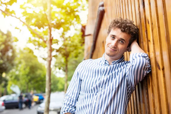 Hombres inteligentes de pie contra una pared de madera — Foto de Stock