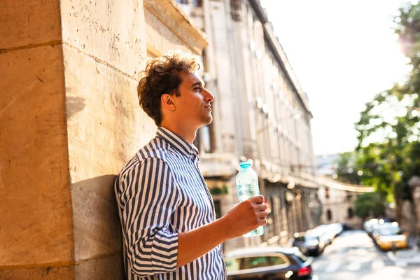 genç adam dışında su içme 