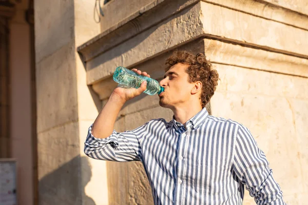 genç adam dışında su içme 