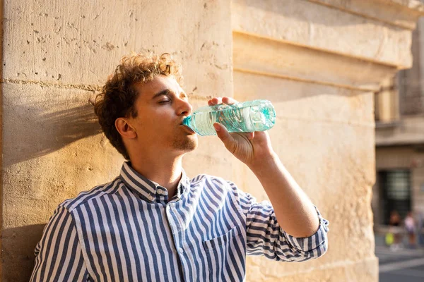 genç adam dışında su içme 