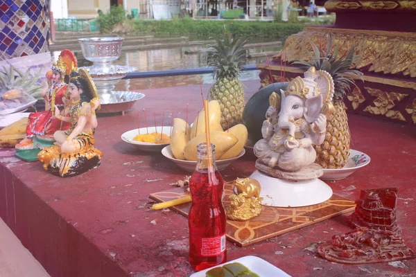 ganesh Budist altar, Buda meyve ve limonata tören Tayland