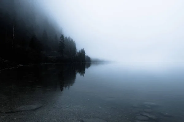 Niebla Lago Montaña Los Alpes Austríacos Por Mañana — Foto de Stock
