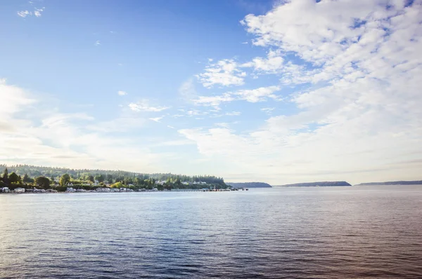 Vita Moln Den Blå Himlen Över Havet Bukten — Stockfoto