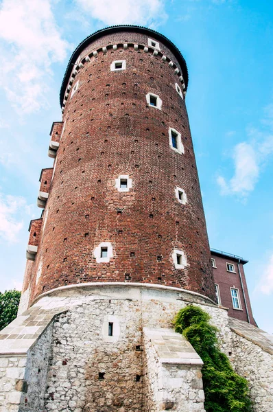 Toren Van Het Oude Kasteel Met Blauwe Lucht Achtergrond — Stockfoto