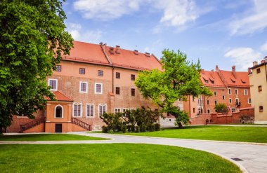 Arka planda mavi gökyüzü ile antik kale